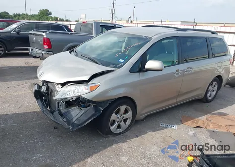2015 Toyota Sienna Le 8 Passenger z USA, uszkodzony, nr VIN 5TDKK3DC3FS530137